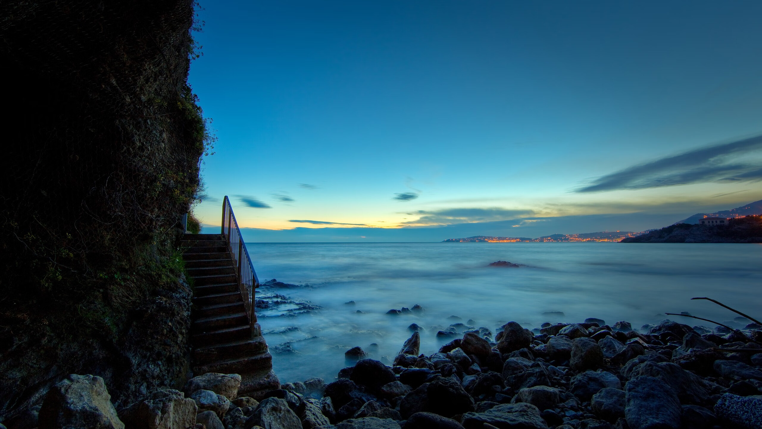 随机赛场突发大暴雨，比赛瞬间变天，比赛当天下雨