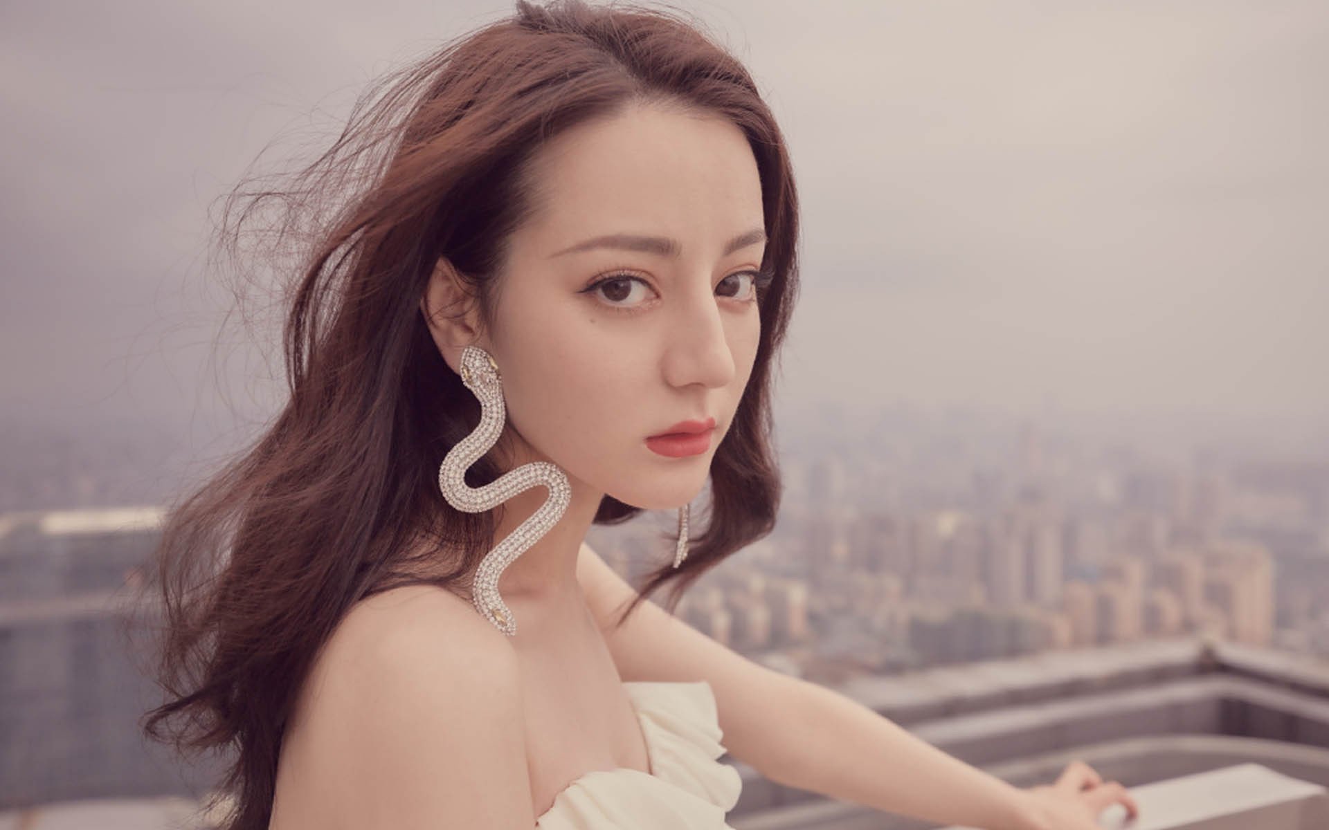 kaiyun.com-赛场上紧张对决，球员展现高超技术，比赛现场紧张有序